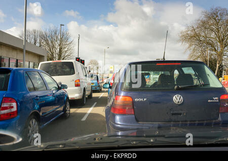 Stau von Autos Schlange stehen am Ampel mit Baumaßnahmen in einer Stadt, England, UK Stockfoto