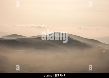 Snowdonia entfernte Gebirge nach Osten aus dem Rhyd Ddu-Pfad am Mount Snowdon (Yr Wyddfa), Wales, UK Stockfoto