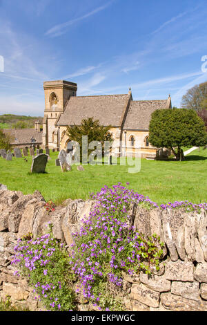 Die Cotswold Dorf von Snowshill und Kirche von St. Barnabas in der Nähe von Broadway im morgendlichen Licht, Gloucestershire, England, UK Stockfoto