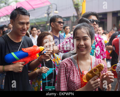 Bangkok, Thailand. 13. April 2015. An der jährlichen Songkran Festival auf der Silom Road, Bangkok teilnehmen am 13. April 2015 Feiernden. Heute ist der erste von drei Tage feiern, wo Menschen auf die Straße und Wasser in der Feier des neuen Jahres zu werfen. Bildnachweis: Alison Teale/Alamy Live-Nachrichten Stockfoto