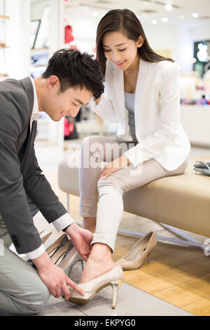 Junges Paar Schuhe im Shop zu kaufen Stockfoto