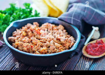 eine Schüssel mit gebratenem Hackfleisch mit Tomaten bereit für tacos Stockfoto