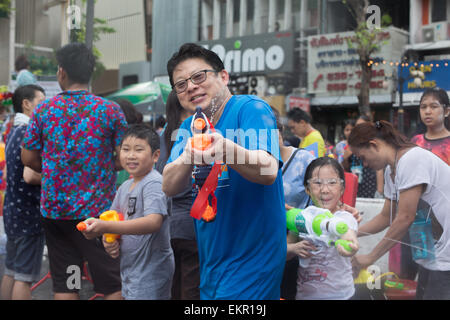 Bangkok, Thailand. 13. April 2015. Eine Familie nimmt Teil an dem jährlichen Songkran Festival auf der Silom Road, Bangkok am 13. April 2015. Heute ist der erste von drei Tage feiern, wo Menschen auf die Straße und Wasser in der Feier des neuen Jahres zu werfen. Bildnachweis: Alison Teale/Alamy Live-Nachrichten Stockfoto