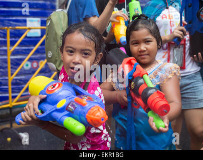 Bangkok, Thailand. 13. April 2015. Zwei junge Mädchen halten ihre Wasserpistolen schussbereit Wasser bei Nachtschwärmern, die Teilnahme an der jährlichen Songkran Festival auf der Silom Road, Bangkok am 13. April 2015. Heute ist der erste von drei Tage feiern, wo Menschen auf die Straße und Wasser in der Feier des neuen Jahres zu werfen. Bildnachweis: Alison Teale/Alamy Live-Nachrichten Stockfoto