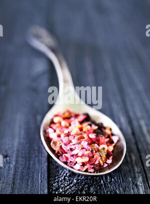 Aroma-Gewürz in Metalllöffel und auf einem Tisch Stockfoto