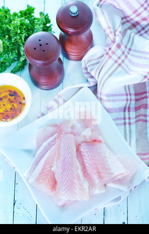 roher Fisch und Gewürzen auf einem Tisch Stockfoto