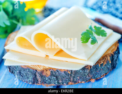 Käse und frischer Petersilie auf einem Tisch Stockfoto
