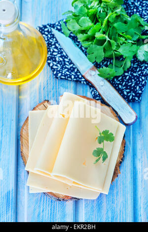 Käse und frischer Petersilie auf einem Tisch Stockfoto