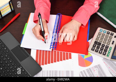 Frau, die Überprüfung von Budget oder Abrechnung mit laptop Stockfoto