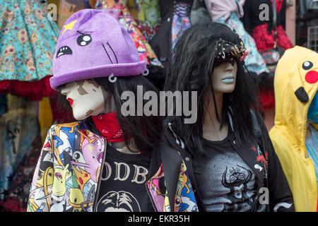 Mannequins vor einem Geschäft in Brightons Laines bunte Mode zu verkaufen. Stockfoto