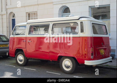 Roten VW Wohnmobil parken auf der Straße Stockfoto