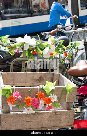 Bunte Blumen auf Fahrrädern im Zentrum Amsterdam city Stockfoto