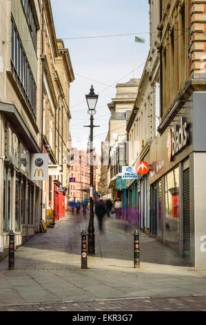 Kunden, gezielt verwischt die aufgrund einer langsamen Verschlusszeit. Am 12. April 2015, im Austausch gehen, Nottingham, England. Stockfoto