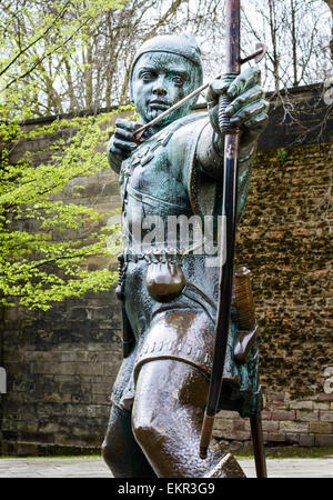 NOTTINGHAM, ENGLAND - APRIL 12: The Robin Hood Statue, in der Nähe von Nottingham Castle. Am 12. April 2015, in Nottingham, England. Stockfoto