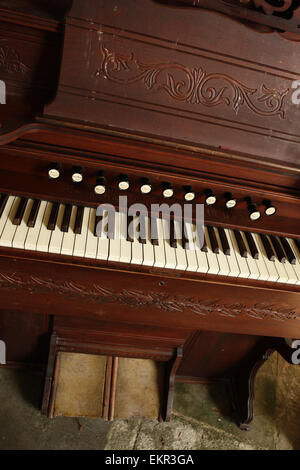 Estey Orgel in einer Kirche in Wales Großbritannien. Die Estey Organ Company produziert ihre Organe in Brattleboro, Vermont, USA Stockfoto