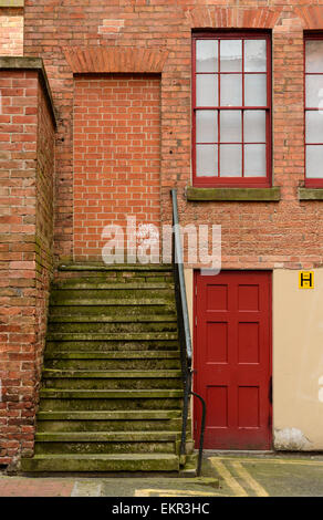 Eine Treppe führt nirgends zu einer gemauerten, Tür mit Graffiti-Tags. Am 12. April 2015, in Nottingham, England. Stockfoto