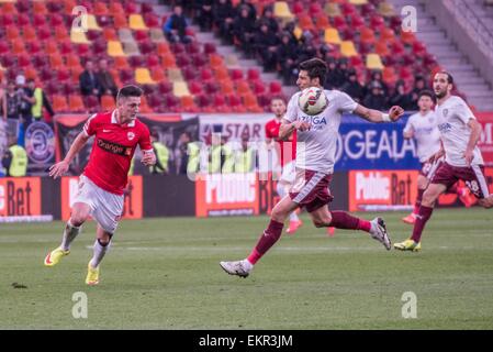 11. April 2015: Steliano Filip #94 von Dinamo Bukarest und Daniel Niculae #21 von Rapid Bukarest in Aktion während der Liga, ich zwischen FC Dinamo Bukarest ROU und FC Rapid Bukarest ROU in National Arena, Rumänien ROU Spiel. Catalin Soare/www.sportaction.ro Stockfoto