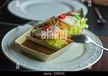 Sashimi-Meeresfrüchte in einem Boot-Schlag gesetzt. Japanisches Essen Stockfoto