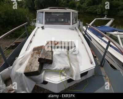 Außenansicht einer alten Stahl geschält Boot im Prozess wird zerlegt und repariert und renoviert als Projekt Stockfoto