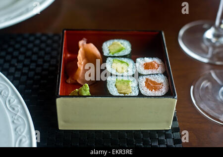 Sortiertes japanisches Essen serviert eine schwarze Holzbox Stockfoto