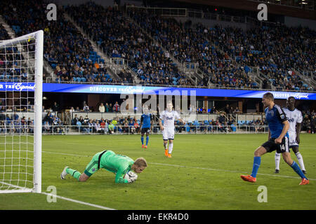 11. April 2015 - San Jose, Kalifornien, USA - Vancouver Whitecaps FC Ziel Keeper David verdrängt #1 blockt den springenden gegen San Jose Erdbeben Forward Adam John #14 in der zweiten Hälfte des Spiels zwischen der San Jose Earthquakes und die Vancouver Whitecaps FC in San Jose, Kalifornien. Stockfoto