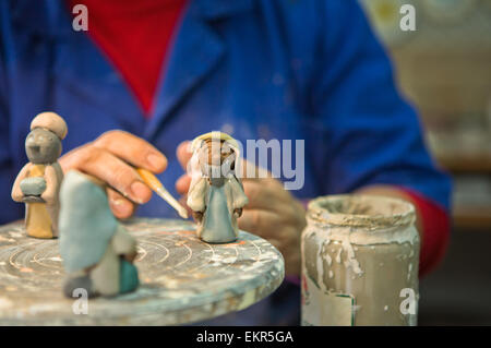 Handgefertigte Ton-Skulptur In der Keramikwerkstatt Malerei Stockfoto