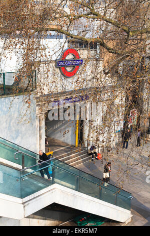 Außeneingang Embankment Underground Station in London Stockfoto