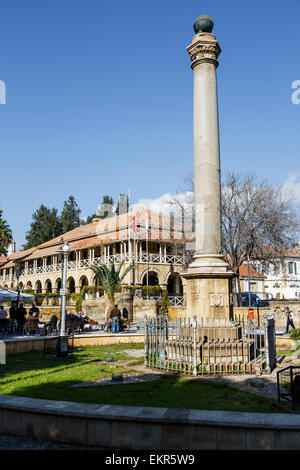 Venezianische Säule und die britische koloniale Law Courts im Atatürk-Platz (Sarayönü), Lefkosa (Nikosia), Nord-Zypern Stockfoto