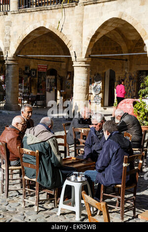 Einheimische Männer spielen Backgammon im Büyük Han, Lefkosa (Nikosia), Nord-Zypern Stockfoto