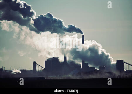 Hitze, Dampf und Rauch aufsteigt aus den Schornsteinen eines Kraftwerks gegen den Himmel. Stockfoto