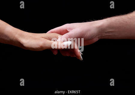Konzept der Emotionen. Zärtlichkeit. Der Tastsinn drückt Gefühle und Emotionen durch Kontakt mit männlichen und weiblichen hand Stockfoto