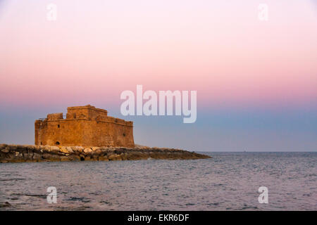 Mittelalterliche Burg von Paphos (Pafos) bei Sonnenuntergang, Republik Zypern Stockfoto
