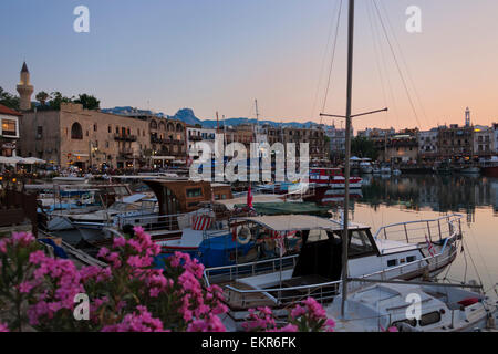 Schiff in den Hafen bei Sonnenuntergang, Kyrenia, türkische Republik Nordzypern Stockfoto