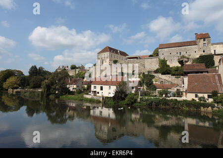 Das hübsche Dorf Pesmes über dem Fluss Ognon, Franche-Comte, Haute-Saône, Frankreich Stockfoto