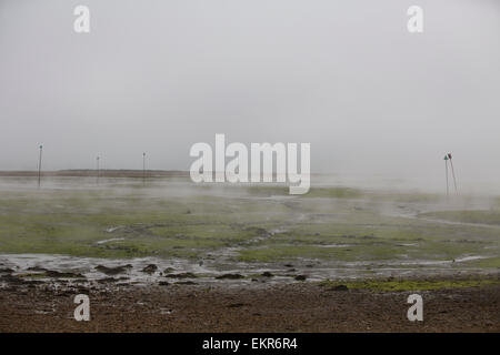 Seenebel umfasst den Oberlauf des Chichester Hafen an einem Frühlingsmorgen Stockfoto