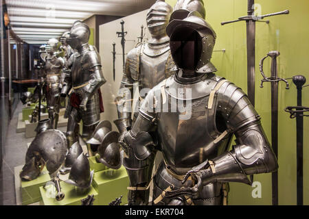 Sammlung von mittelalterlichen Anzüge von Rüstungen und Waffen im Royal Museum der Armee und der Militärgeschichte in Brüssel, Belgien Stockfoto