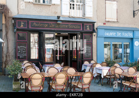 Tische im Freien die Auberge de Dame Carcas Restaurant in Place du Chateau in der Cité, die alten ummauerten Stadt Carcassonne. Stockfoto