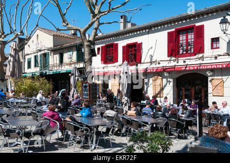 Personen an Tischen vor Le Marcou Restaurant im Ort Marcou in der Cité, die alten Mauern umgebene Stadt Carcassonne. Stockfoto