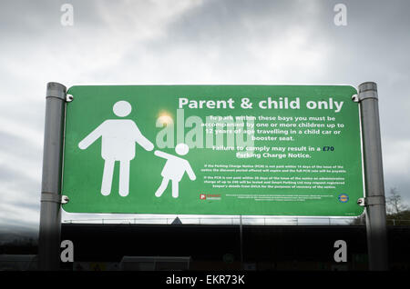 Melden Sie sich bei einem Asda Shop Parken auf Eltern und Kind zu beschränken, und mit einer Geldstrafe von Smart Parking durchgesetzt Stockfoto