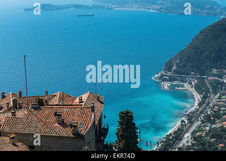 Der Blick nach unten Eze-Sur-Mer und das azurblaue blaue Mittelmeer aus dem mittelalterlichen Dorf Eze Stockfoto