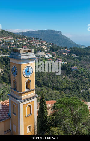 Der Turm der Kirche in Eze Village Our Lady of the Assumption gewidmet. Blick auf die Küste in Richtung Monaco Stockfoto