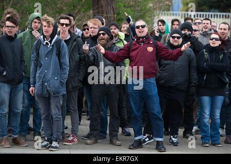 Dresden, Deutschland. 13. April 2015. Teilnehmer einer Gegendemonstration provozieren Anhänger der deutschen Anti-Islam Organisation Pegida (Patriotischen Europäer gegen die Islamisierung des Abendlandes) in Dresden, Deutschland, 13. April 2015. Pegida eingeladen niederländische Rechtspopulist Geert Wilders, an der Demonstration zu sprechen. Foto: Sebastian Kahnert/Dpa/Alamy Live News Stockfoto