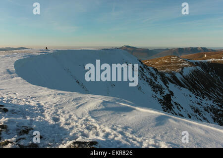 Lakelandpoeten Gipfel. Winterabend auf Lakelandpoeten Gipfel Schnee Gesimse mit Blick auf Skiddaw Stockfoto