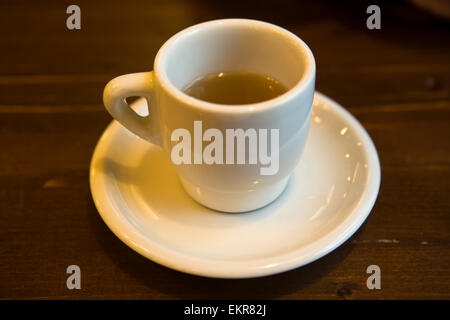 Weißer Tee Tasse auf Holztisch, Spanien Stockfoto