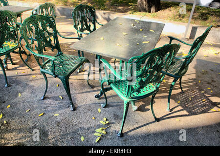 Eisen Terrasse Möbel auf das Straßencafé Stockfoto