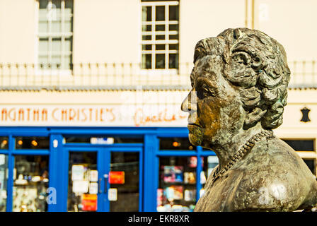 Statue von Agatha Christie in Torquay; Büste von Agatha Christie Auf der Promenade in Torquay Stockfoto