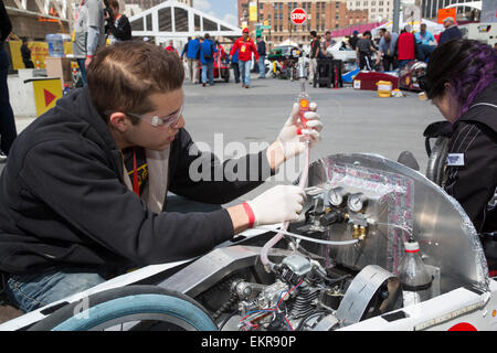 Detroit, Michigan - Mitglied der University of British Columbia-Team prüft seine Autotank füllen in der Shell Eco-Marathon. Stockfoto