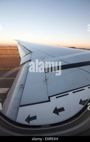 Ein Flugzeug landen am Flughafen Nairobi, Kenia, mit dem Luftstrom über dem Flügel sichtbar hereinkommen. Stockfoto