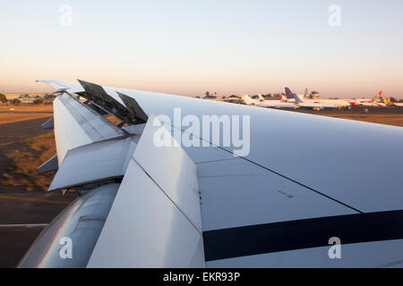 Ein Flugzeug landen am Flughafen von Nairobi, Kenia hereinkommen. Stockfoto