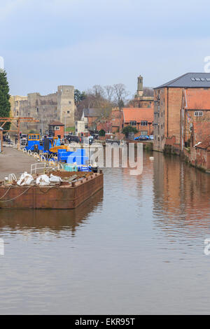 Kanal und Fluss Vertrauen arbeiten Lastkähne, in Richtung Newark Castle suchen. Newark-on-Trent, Nottinghamshire England Großbritannien Stockfoto